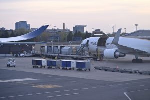 Descarga de un Boeing 767 carguero de UPS con dollies de carga en la plataforma