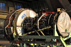 Motor turbofán desmontado sobre su soporte en un hangar de mantenimiento