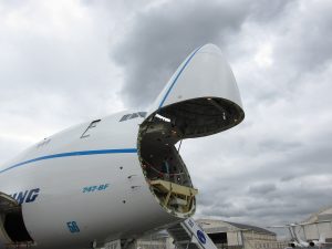 Puerta de carga frontal abierta de un Boeing 747 carguero en plataforma