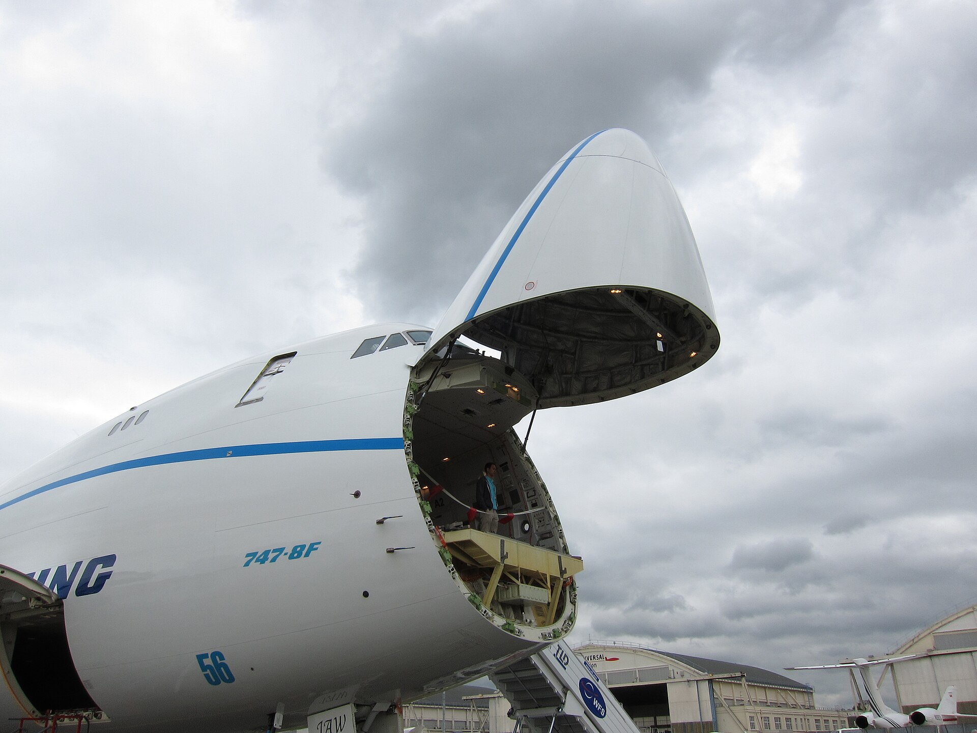 Puerta de carga frontal abierta de un Boeing 747 carguero en plataforma