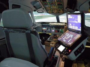 Interior de la cabina de un simulador de vuelo de aerolínea