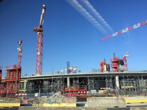 Obras de ampliación de una terminal aeroportuaria con grúas torre y estructura a la vista